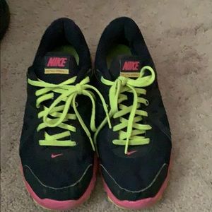 Women’s Size 9 Nike Revolution work out shoes